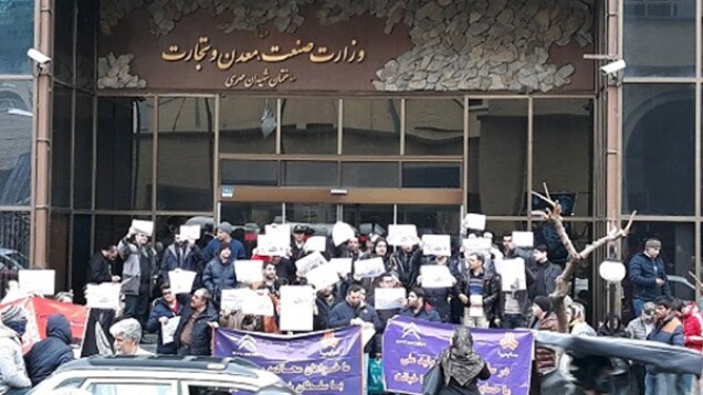تجمع برخی مشتریان سایپا در مقابل ساختمان وزارت صنعت