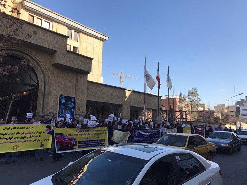 تجمع مشتریان سایپا و ایران‌خودرو در مقابل وزارت صنعت