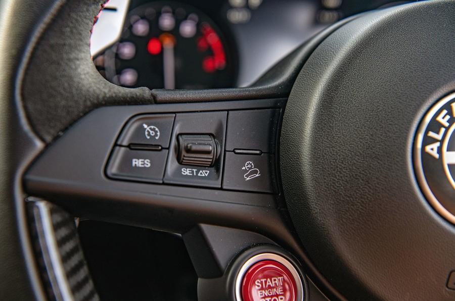 18-alfa-romeo-stelvio-quadrifoglio-rt-2019-steering-wheel-buttons.jpg