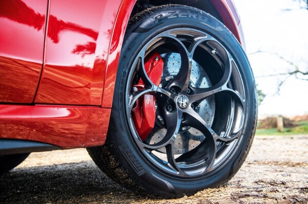9-alfa-romeo-stelvio-quadrifoglio-rt-2019-alloy-wheels.jpg