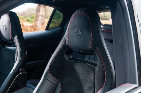 25-alfa-romeo-stelvio-quadrifoglio-rt-2019-front-seats.jpg