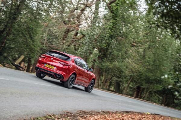 30-alfa-romeo-stelvio-quadrifoglio-rt-2019-cornering-rear.jpg