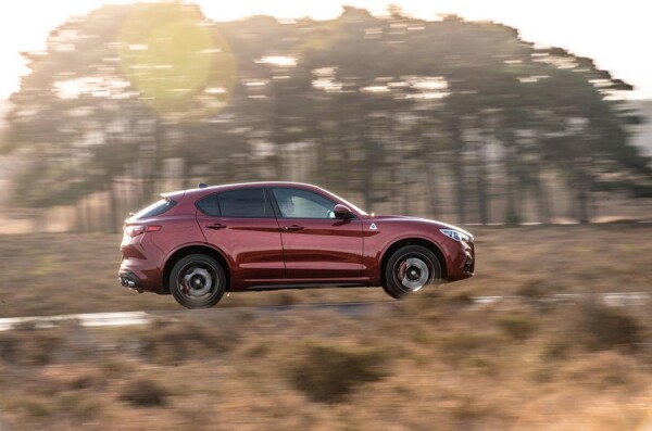 35-alfa-romeo-stelvio-quadrifoglio-rt-2019-otr-right.jpg