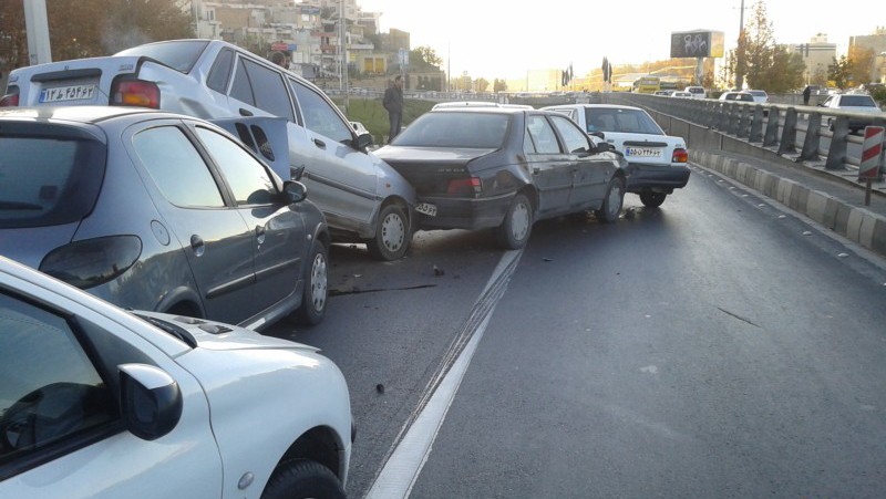 بعد از تصادف خودرو ها باید به کنار خیابان هدایت شوند