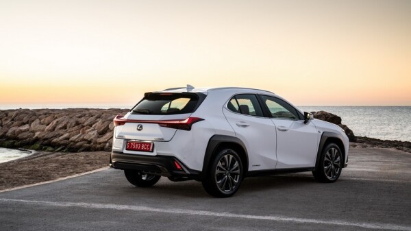 2019-lexus-ux-250h-f-sport-3.jpg