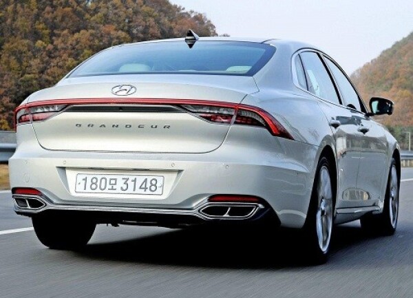 نمای عقب هیوندای آزرا 2020.jpg