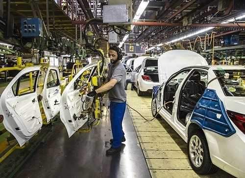 تلاش دولت برای رونق تولید و افزایش تیراژ خودروسازان
