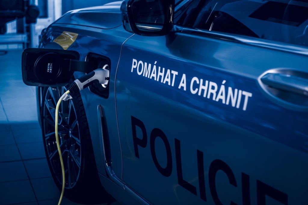 BMW-7-Series-plug-in-hybrids-for-police-cars-.jpg