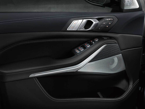2021-bmw-x7-dark-shadow-edition-door-panel.jpg