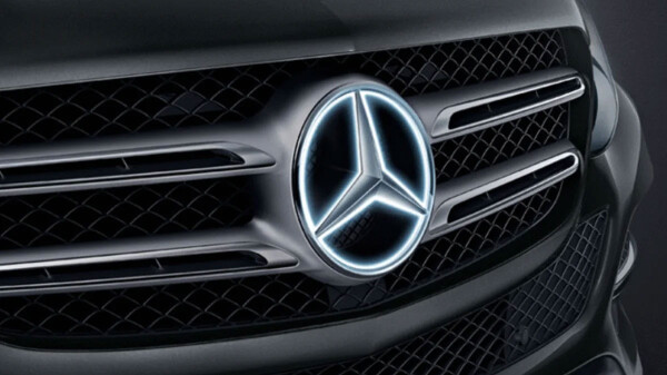 Mercedes-Illuminated-Badge.jpg