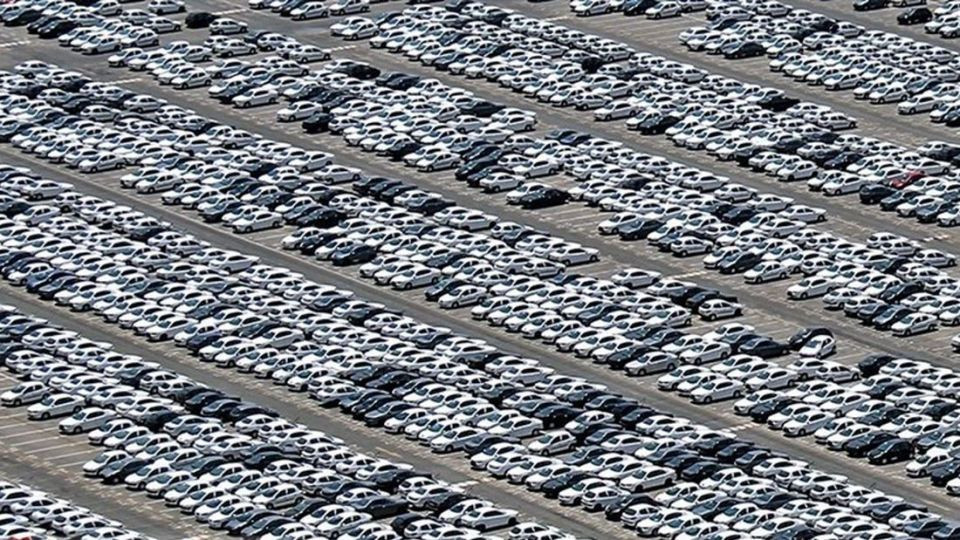 افزایش موجودی خودروها در پارکینگ ها و انبارهای خودروسازان