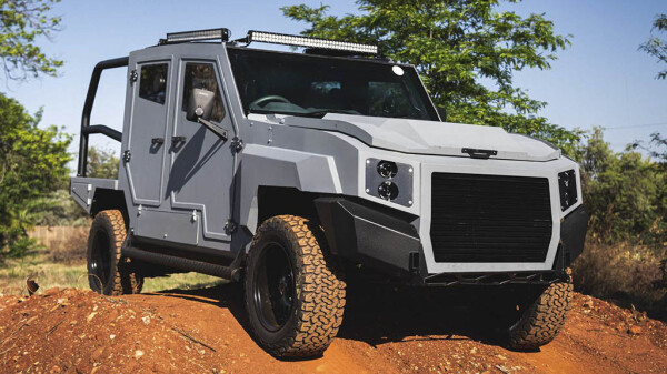 svi-max-3-toyota-land-cruiser-on-dirt.jpg