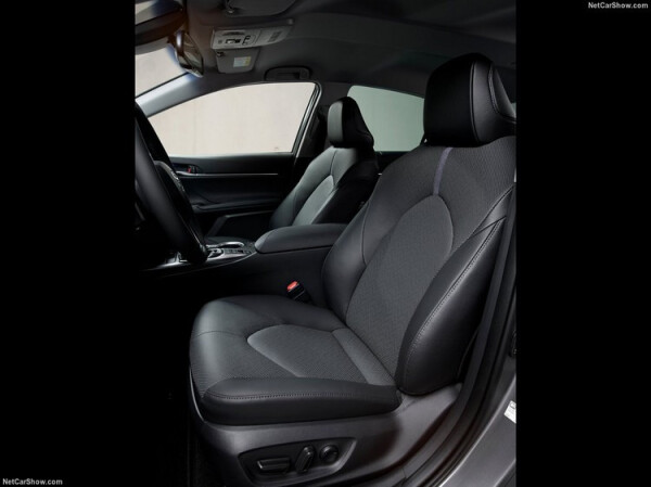 Toyota-Camry_Hybrid_EU-Version-2021-1280-17.jpg