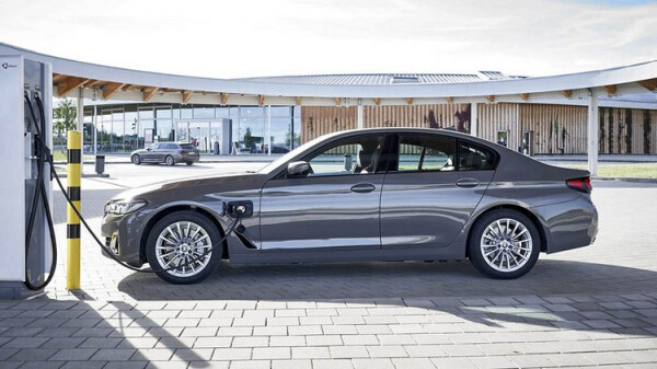bmw-520e-2.jpg