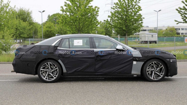 next-gen-genesis-g90-new-spy-photo-side-view.jpg