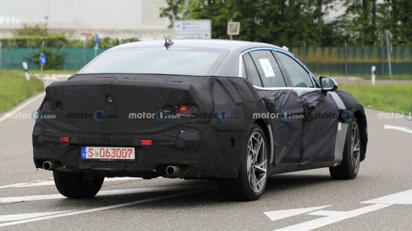 next-gen-genesis-g90-new-spy-photo-rear-three-quarters.jpg