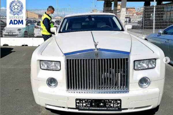 Rolls-Royce-Phantom-Illegal-crocodile-leather-interior-1.jpg