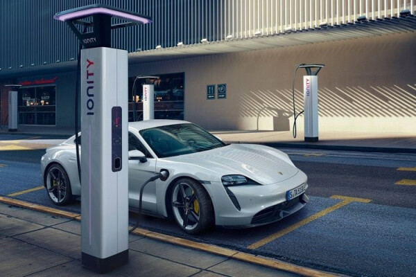 Porsche-produces-the-low-cost-version-of-the-Tikan.jpg