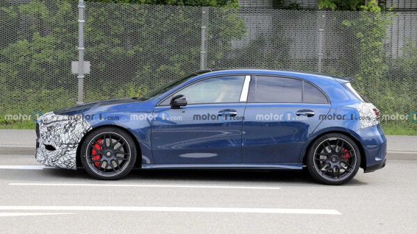 2023-mercedes-amg-a45-facelift-spy-photo (1).jpg