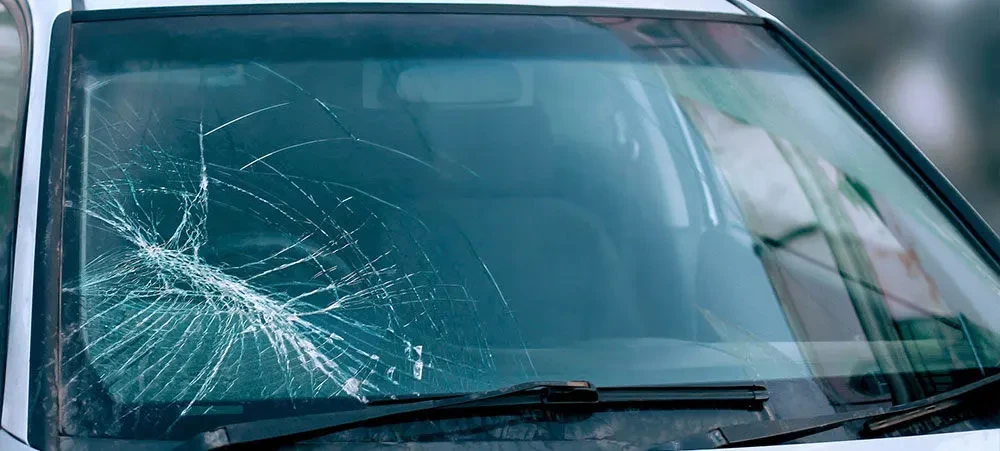 چه می توان کرد با شیشه شکسته یا ترک خورده خودرو؟