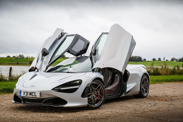 1280px-McLaren_720S-doors_open.jpg