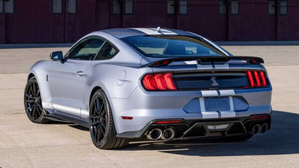 image-car-thieves-jack-4-brand-new-ford-mustang-gt500s-straight-from-the-factory-in-movie-esque-heist-16396.jpg