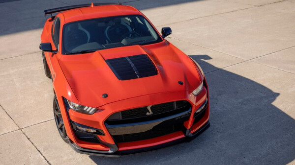 image-car-thieves-jack-4-brand-new-ford-mustang-gt500s-straight-from-the-factory-in-movie-esque-heist-1639618848.jpg