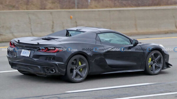 2023-chevrolet-corvette-e-ray-rear-view-spy-photo.jpg
