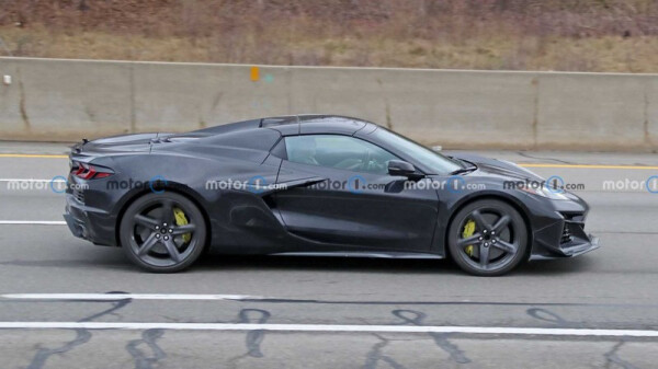 2023-chevrolet-corvette-e-ray-rear-view-spy-photo3.jpg