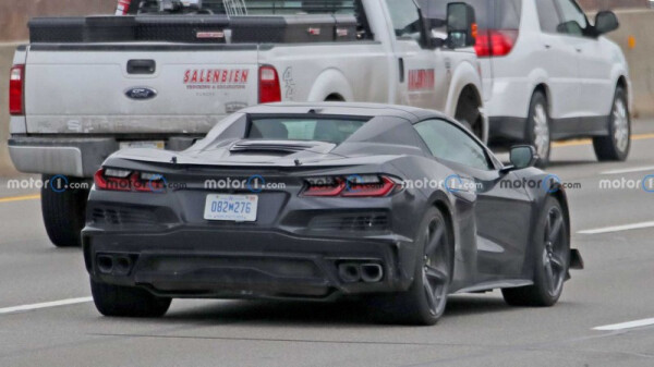 2023-chevrolet-corvette-e-ray-rear-view-spy-photo1.jpg
