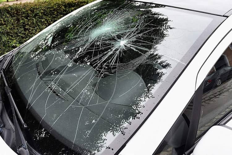 شیشه شکسته خودرو.jpg