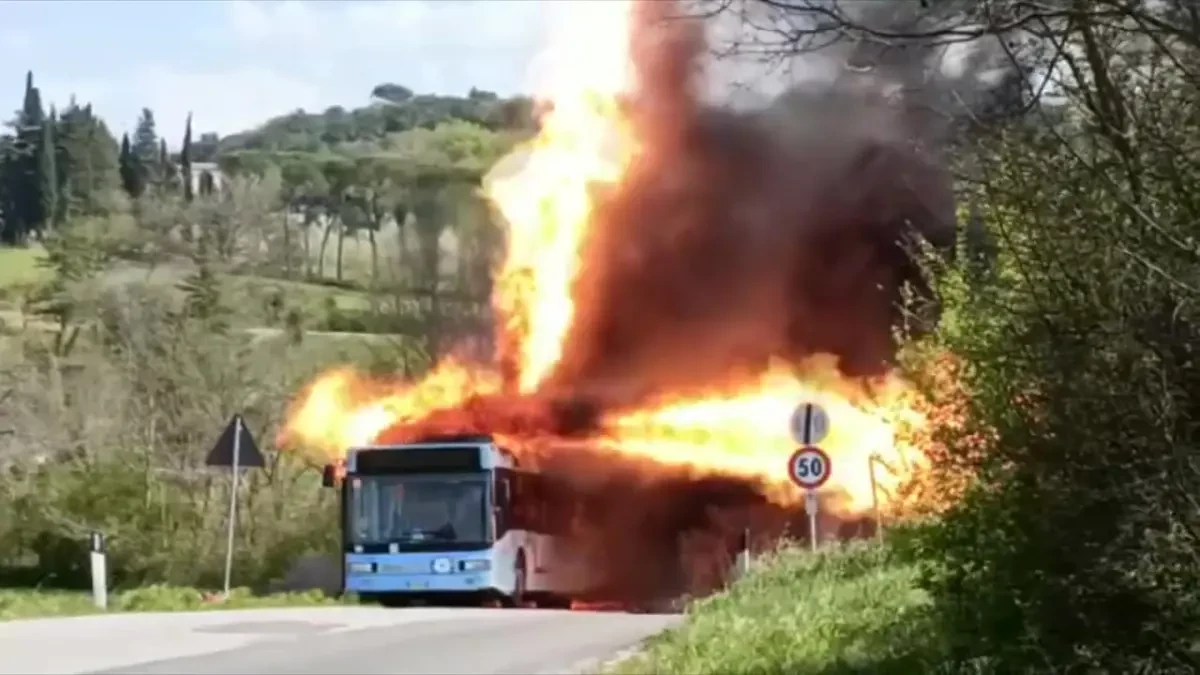 اتوبوس گازسوز با انفجار مخزن CNG روی سقف، به یک شعله افکن مخوف تبدیل شد! +ویدیو