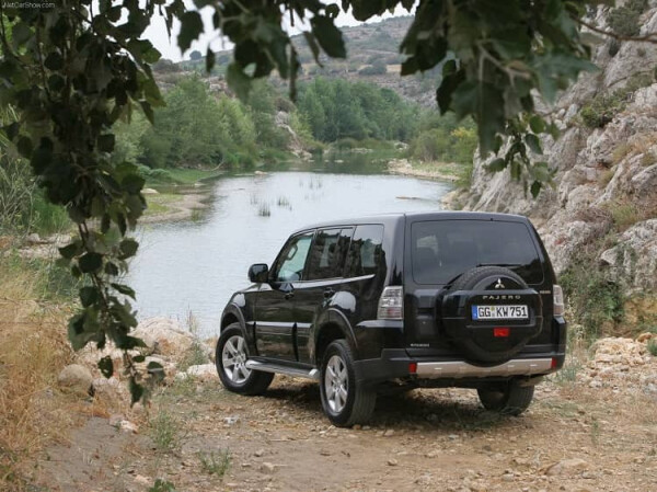 نمای عقب پاجرو نسل 4 مشکی.jpg