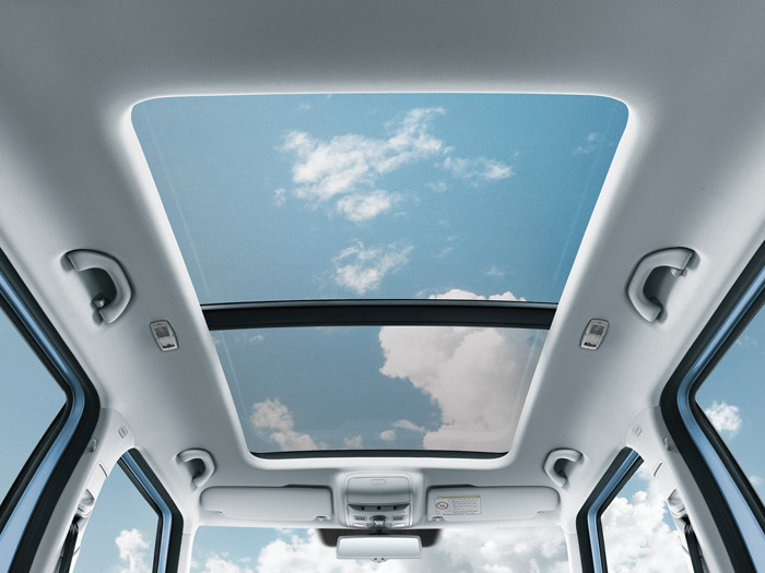 هشدار به دارندگان خودروهای 206 و 207 سقف شیشه ای؛ احتمال شکستن سقف در صورت پنچرگیری.jpg