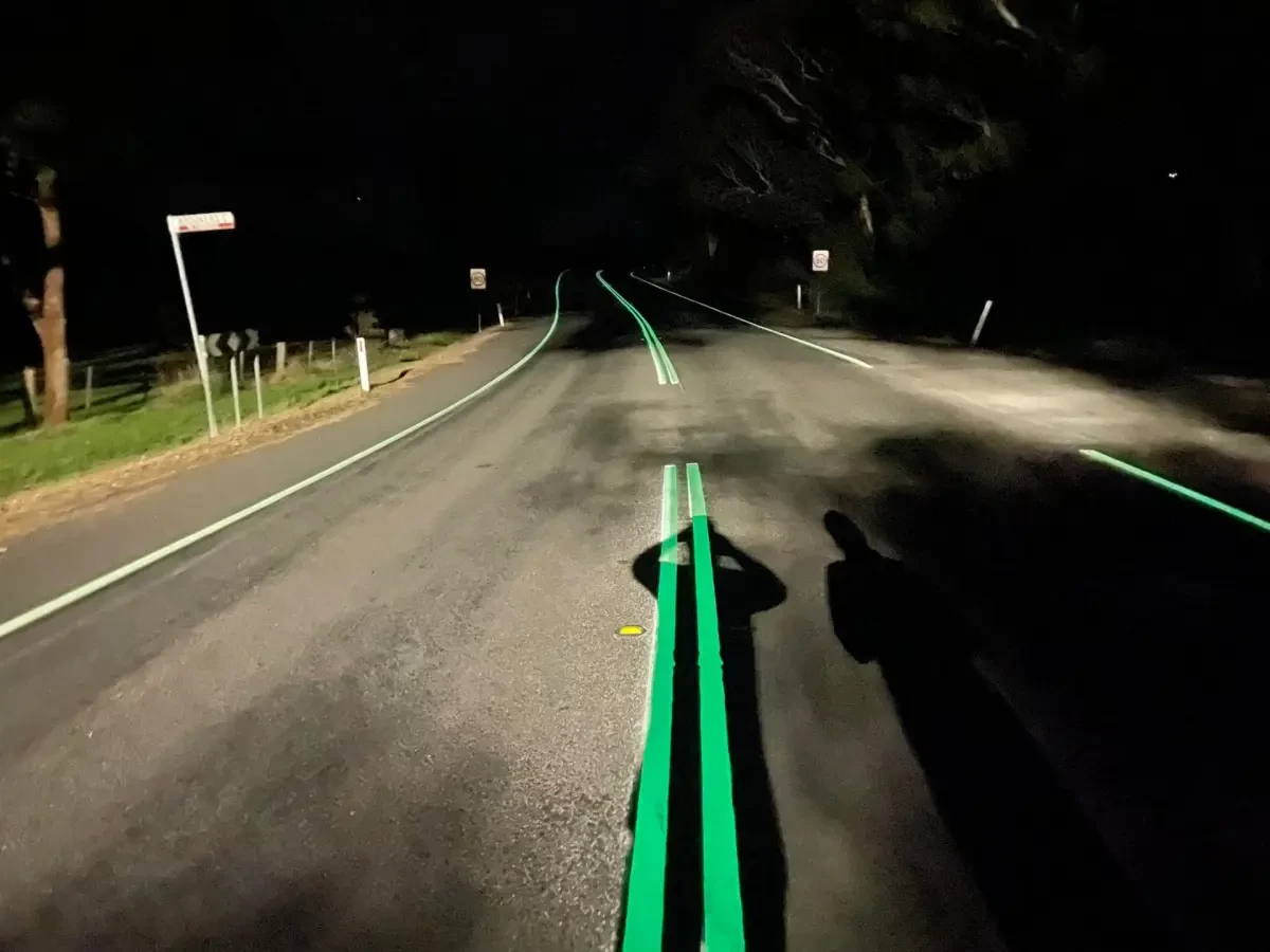 خط کشی درخشان جاده در شب - استرالیا-2.webp