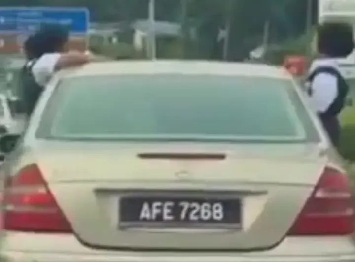 بچه های چهار تا هشت ساله یک مرد مالزیایی که از خودروی در حال حرکت سر و بدنشان را بیرون آورده اند2.webp