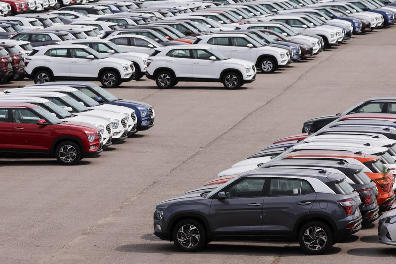 امسال فروش خودرو در روسیه به نصف می رسد