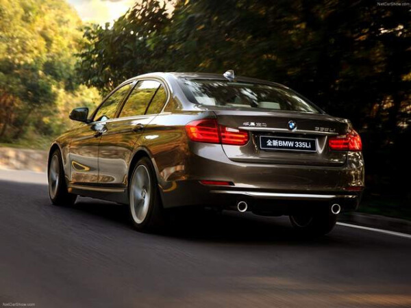 ب ام و 320i F30 نمای عقب.jpg
