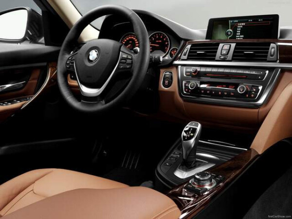 ب ام و 320i F30 داخل کابین.jpg